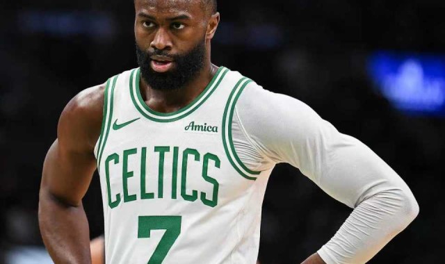 奇异果官方-巩固东部第二！布朗30+10绿军轻取步行者 西亚卡姆32+10